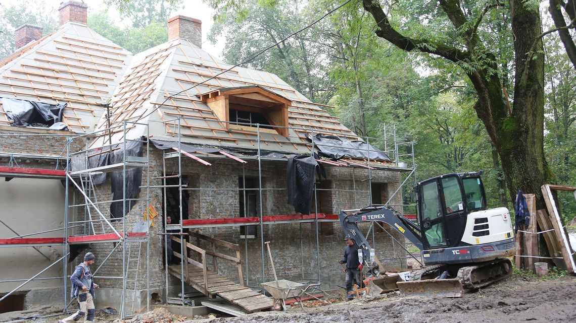 Ruina w powiecie łęczyńskim zmienia się w zabytkowy dworek