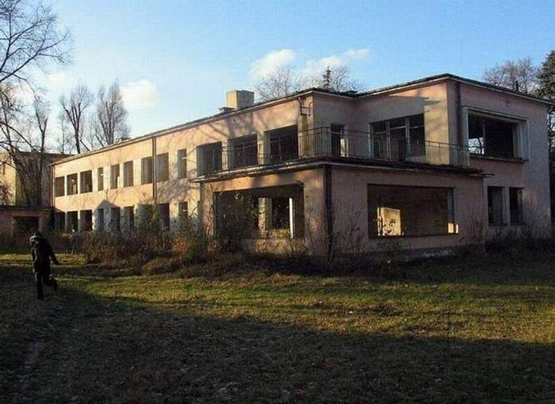 Ruina w środku Lubartowa czeka aż ludzie się dogadają