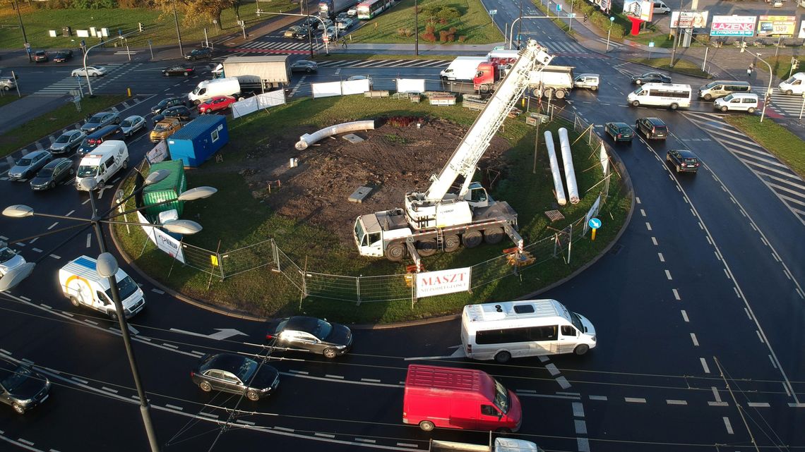 Rusza montaż Masztu Niepodległości. Pierwsze elementy przyjechały do Lublina [zdjęcia z drona]