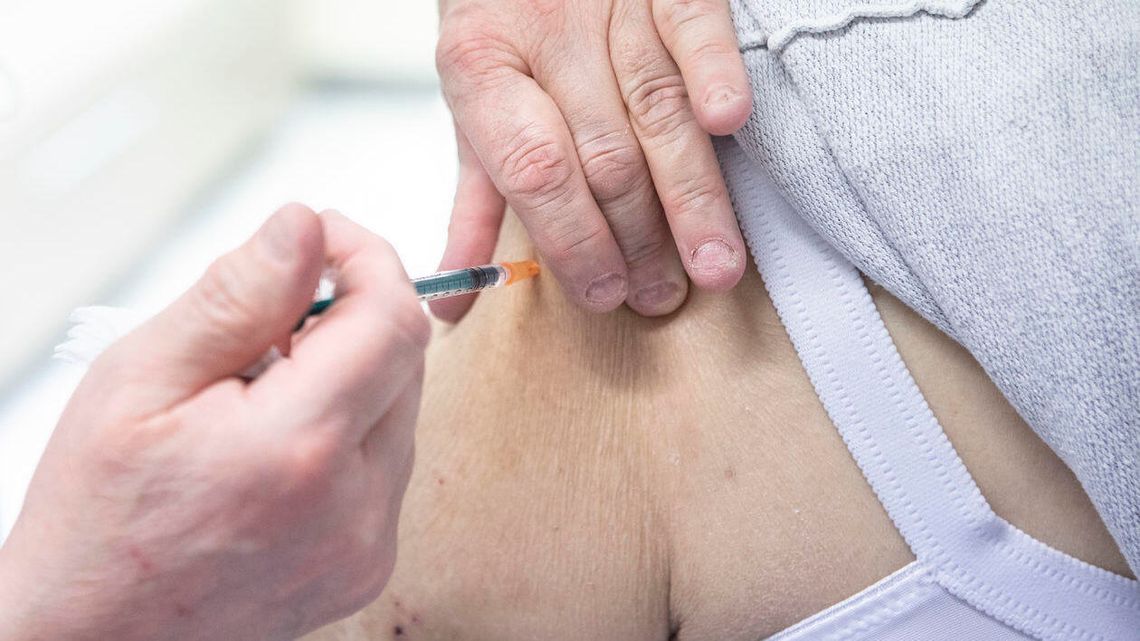 Ruszają szczepienia populacyjne przeciw COVID-19. Najpierw seniorzy 70 plus