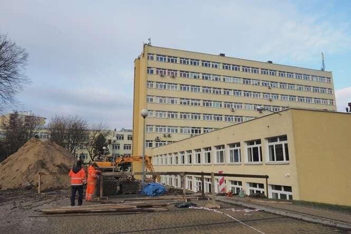 Ruszyła rewitalizacja kampusu uczelni. Najlepiej dojechać autobusem