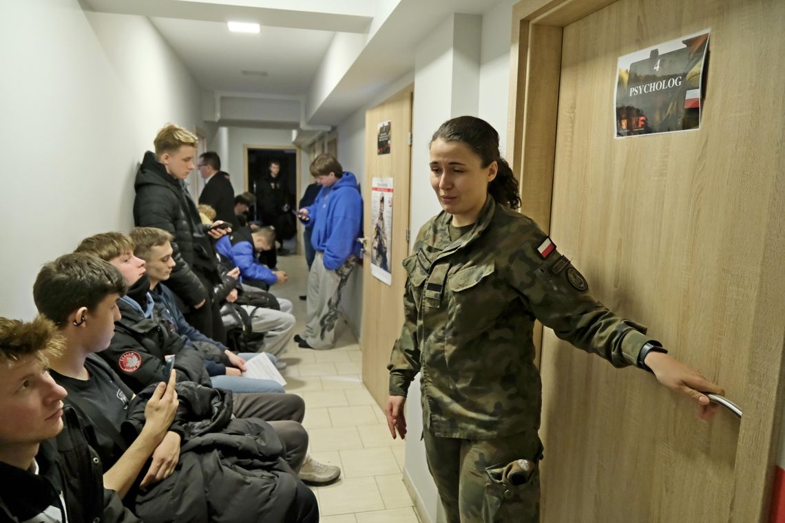 Ruszyły komisje wojskowe. Kwalifikacja to nie mobilizacja, ale stawić się trzeba Korytarz wypełniony młodymi mężczyznami oczekującymi na kwalifikację wojskową