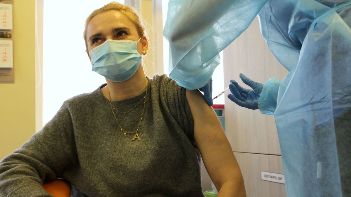 Ruszyły szczepienia na Covid-19 w Puławach. Najpierw personel szpitala 