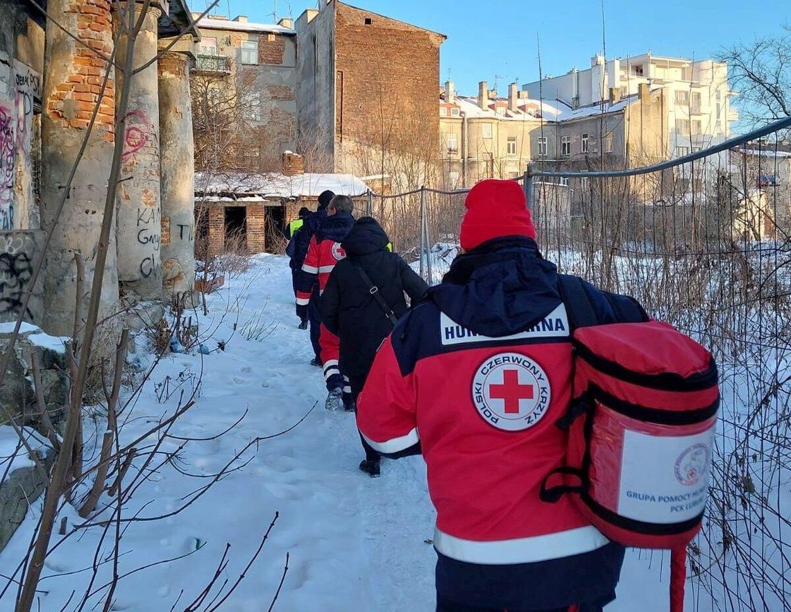grupa poszukuje bezdomnych, zima