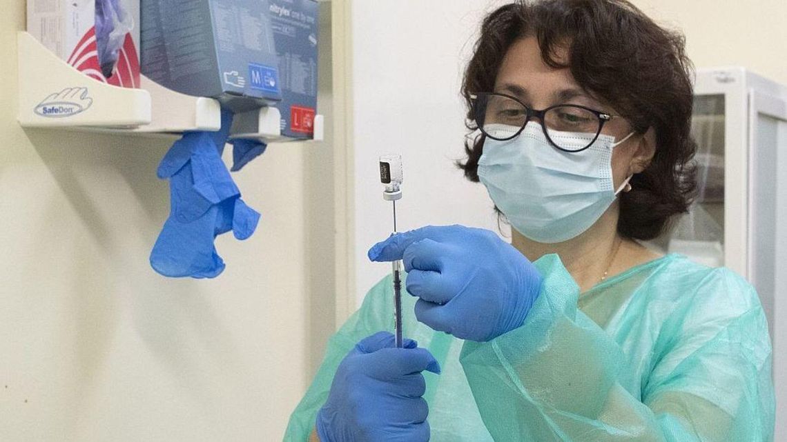 Ruszyły zapisy na szczepienia przeciw COVID-19 dla seniorów. Co należy wiedzieć?