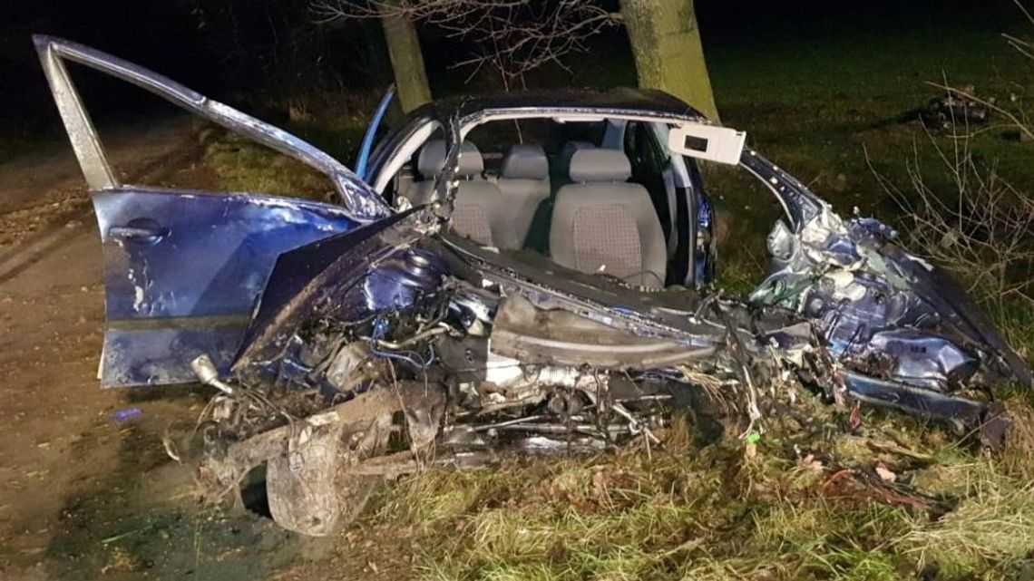 Ryki. Samochód rozleciał się na części i aż trudno uwierzyć, że nikomu nic się nie stało Ryki. Samochód rozleciał się na części i aż trudno uwierzyć, że nikomu nic się nie stało