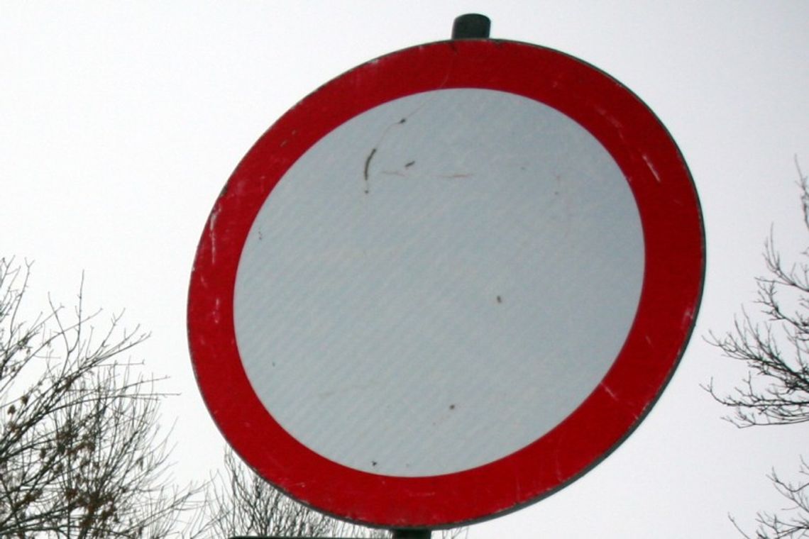 Ryki: szedł ulicą, niszczył znaki