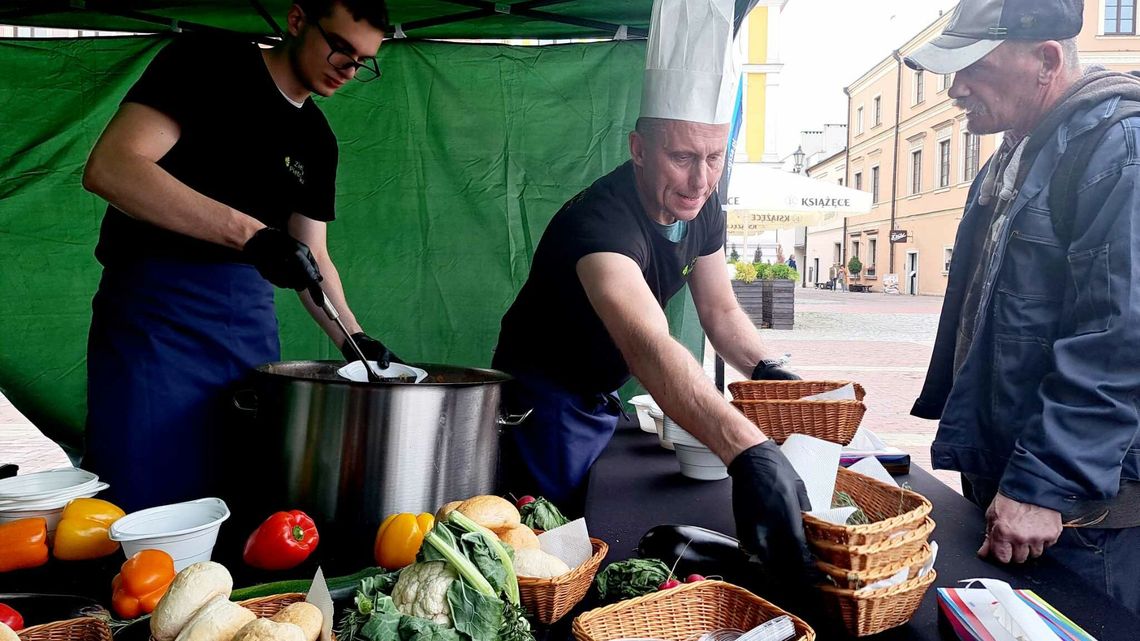 Rynek w Zamościu pełen smaków. Rozdawali jedzenie i pieniądze