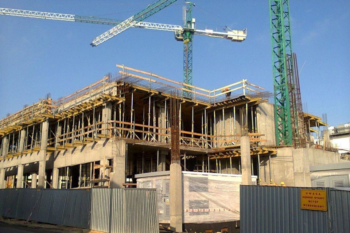 Rywal się rozbudowuje: parking, H&M, kino