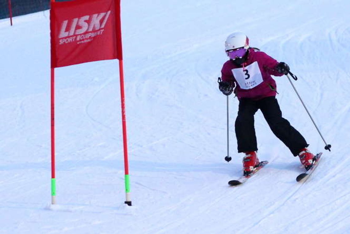 Rywalizacja i dobra zabawa na stokach narciarskich, zawody w Kazimierzu 