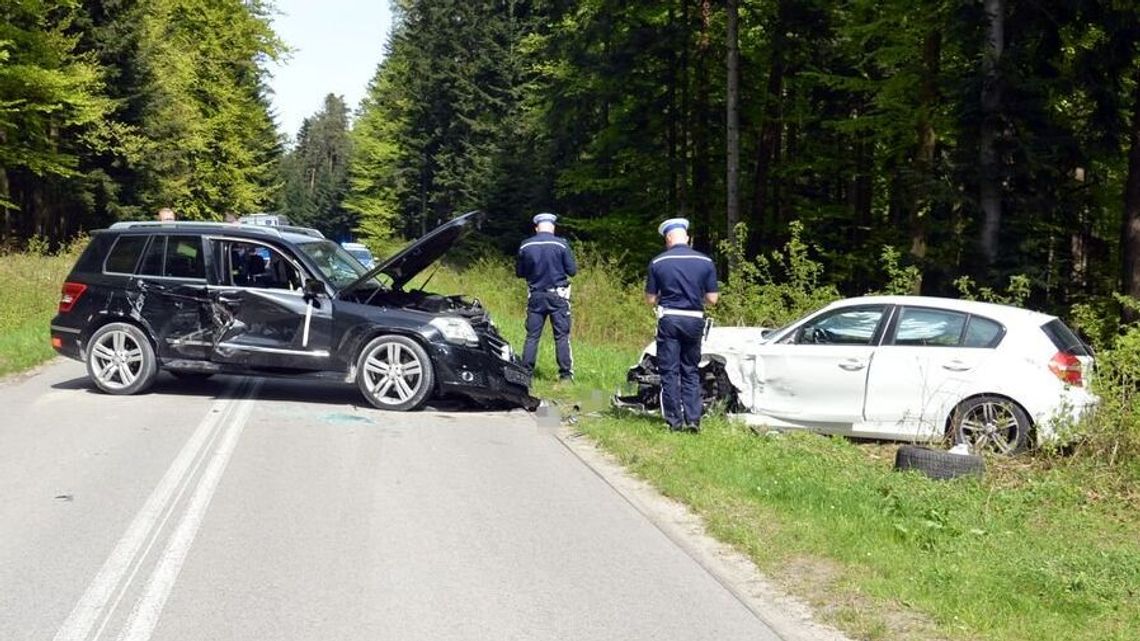 Ryzykant wyprzedzał na wzniesieniu i podwójnej ciągłej. Dwa auta rozbite