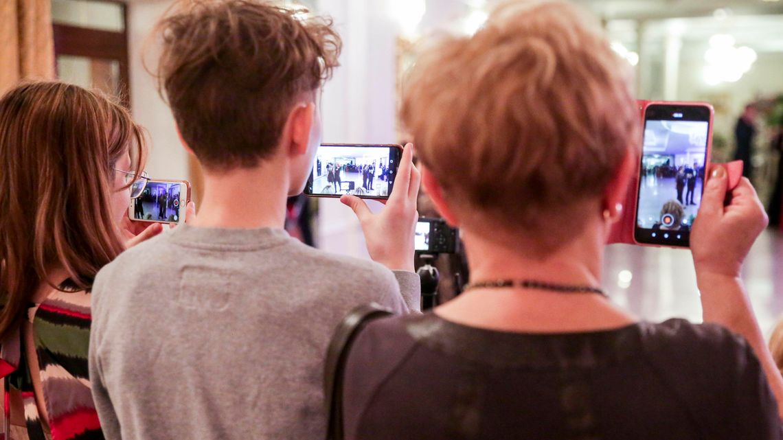 Rząd chce przejąć pieniądze 15 milionów posiadaczy telefonów komórkowych Rząd chce przejąć pieniądze 15 milionów posiadaczy telefonów komórkowych