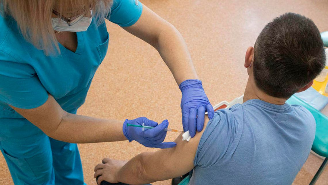 Rząd chce różnymi sposobami zachęcić Polaków do szczepień. We wtorek szczegóły  