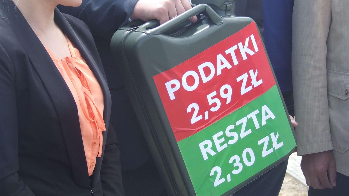 Rząd PiS chce wprowadzić nową opłatę paliwową. "Kolejna podwyżka dobije kierowców"