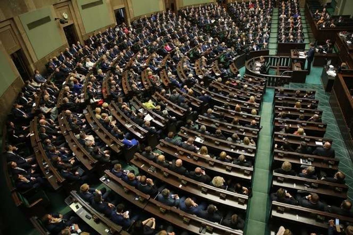 Rząd podniesie ceny paliw? Trwają obrady Sejmu (oglądaj na żywo)