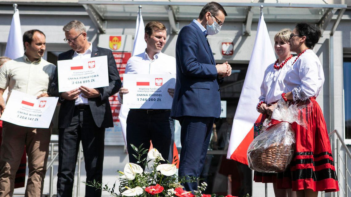 Rządowe pieniądze na inwestycje dla samorządów. Czeki dla wybranych, kasa dla wszystkich
