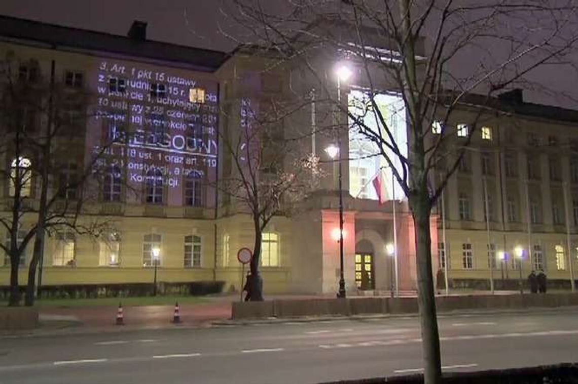 "Rządzie, publikuj" na fasadzie Kancelarii Prezesa Rady Ministrów. Protest ws. orzeczenia TK