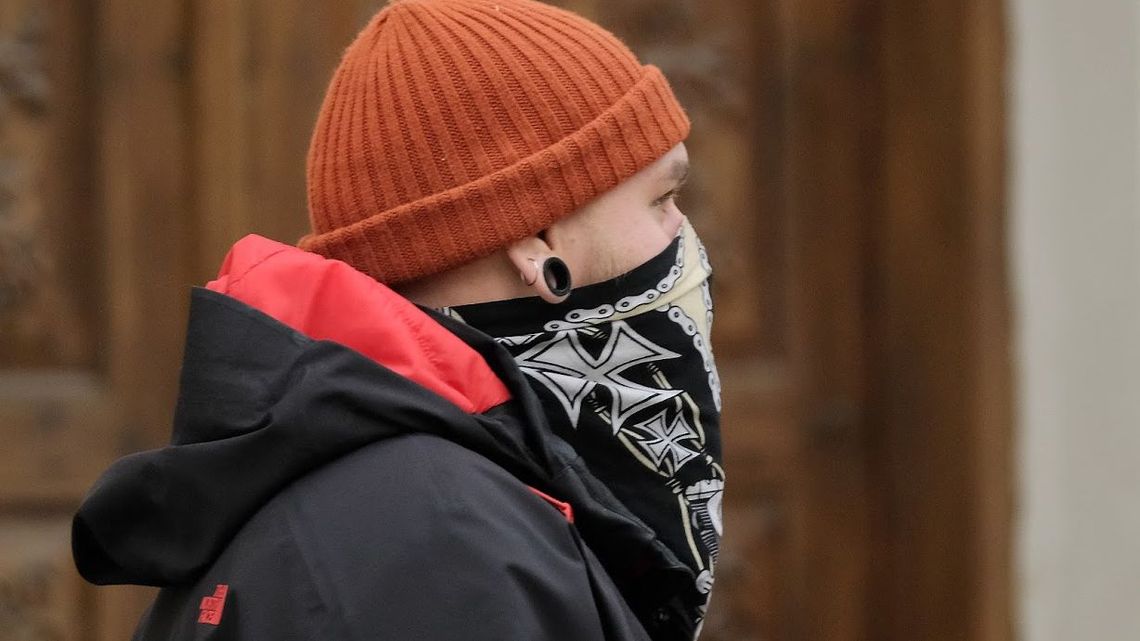 Rzecznik MZ zapowiada, że nie będzie „miękkiego” podejścia do przyłbic i szalików