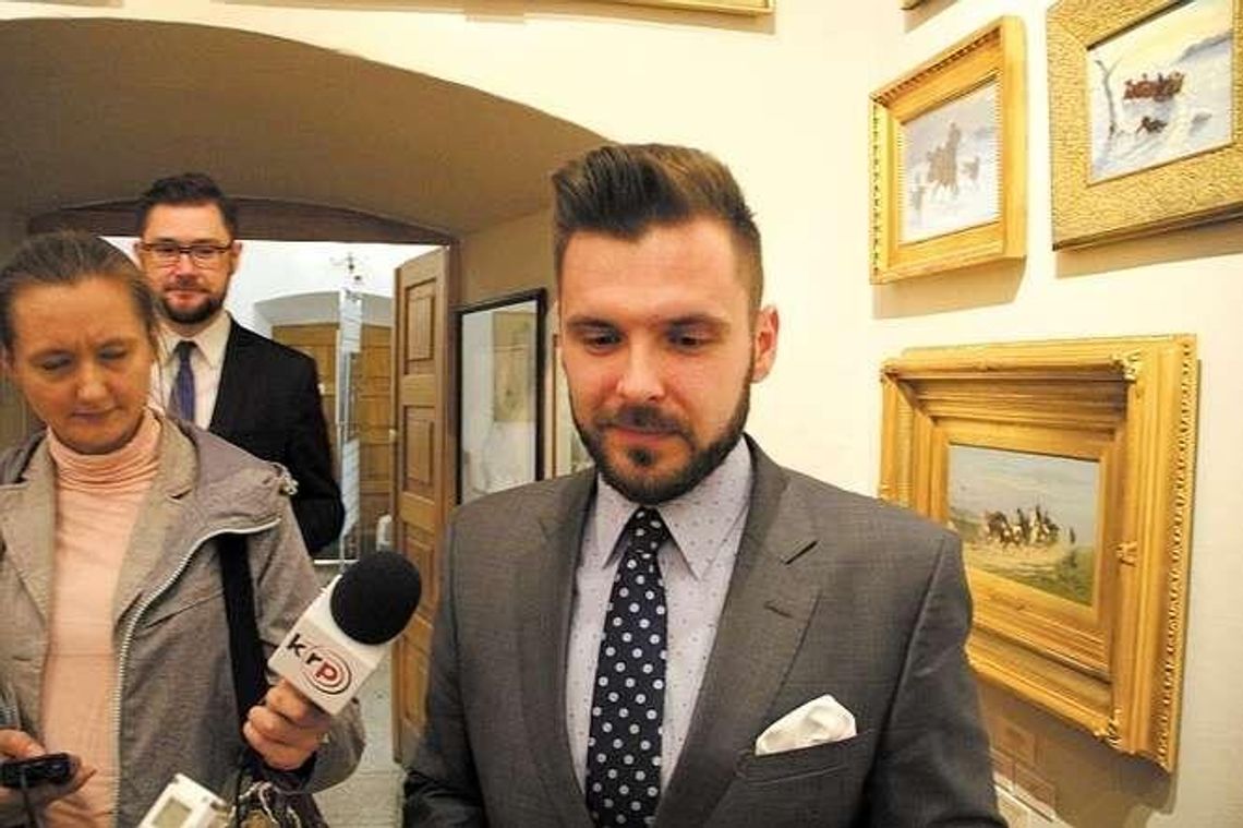 Rzecznik w urzędzie już nie pracuje. Ale wciąż w nim zarabia