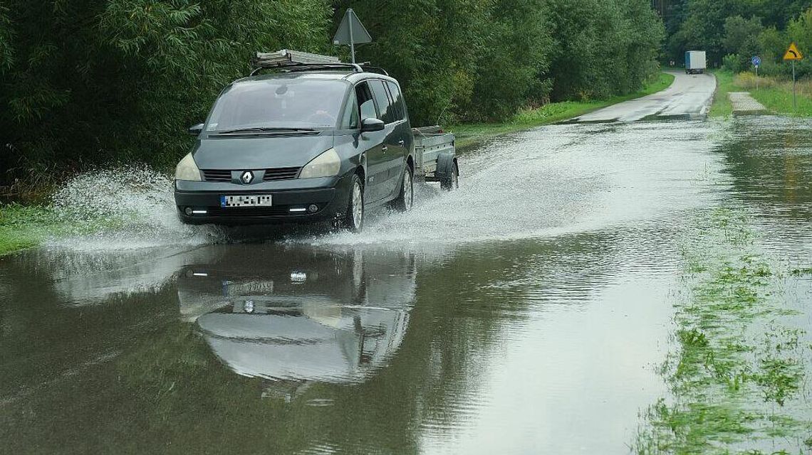Rzeka płynie w poprzek drogi. Takie widoki w okolicach Lublina [zdjęcia]