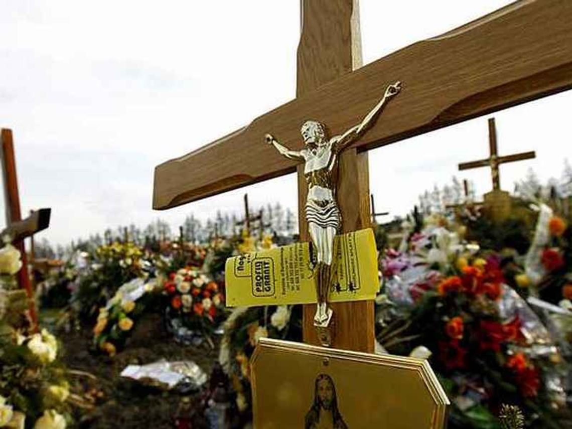 Rzeszów: Ulotki reklamowe wieszają na grobach