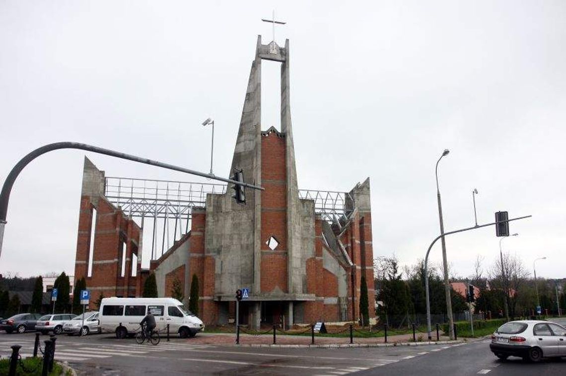 Rzeźby papieża ze ściętych drzew trafią na aukcję?