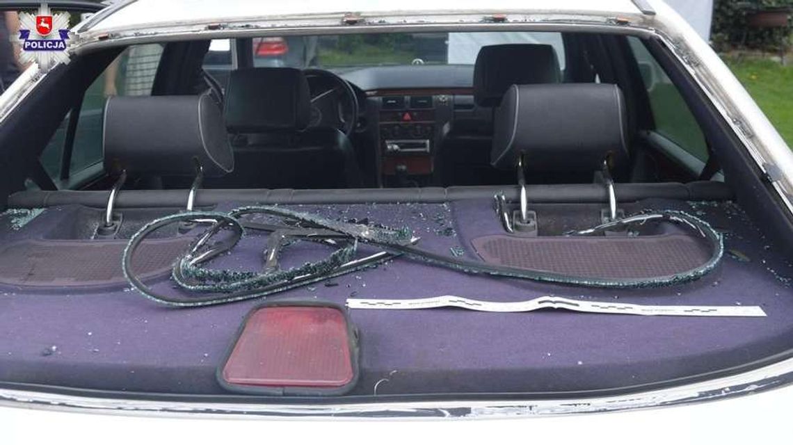 Rzucał butelkami do przejeżdżających samochodów. Trafił w mercedesa