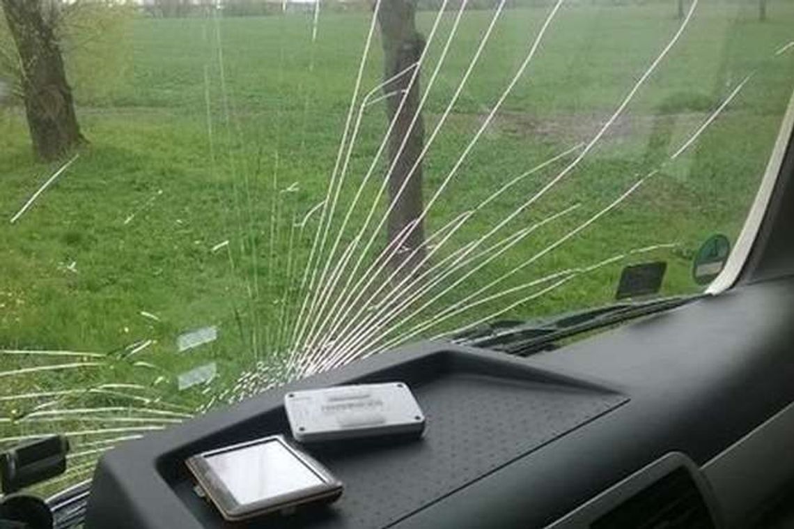 Rzucał w auta rękawicami z wodą. Omal nie doszło do tragedii