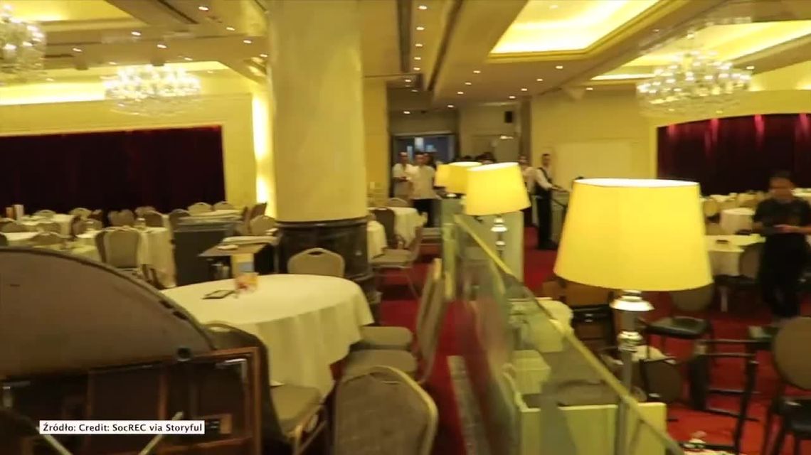 Rzucali krzesłami oraz stołami. Protestujący z Hongkongu zdewastowali restaurację [wideo]
