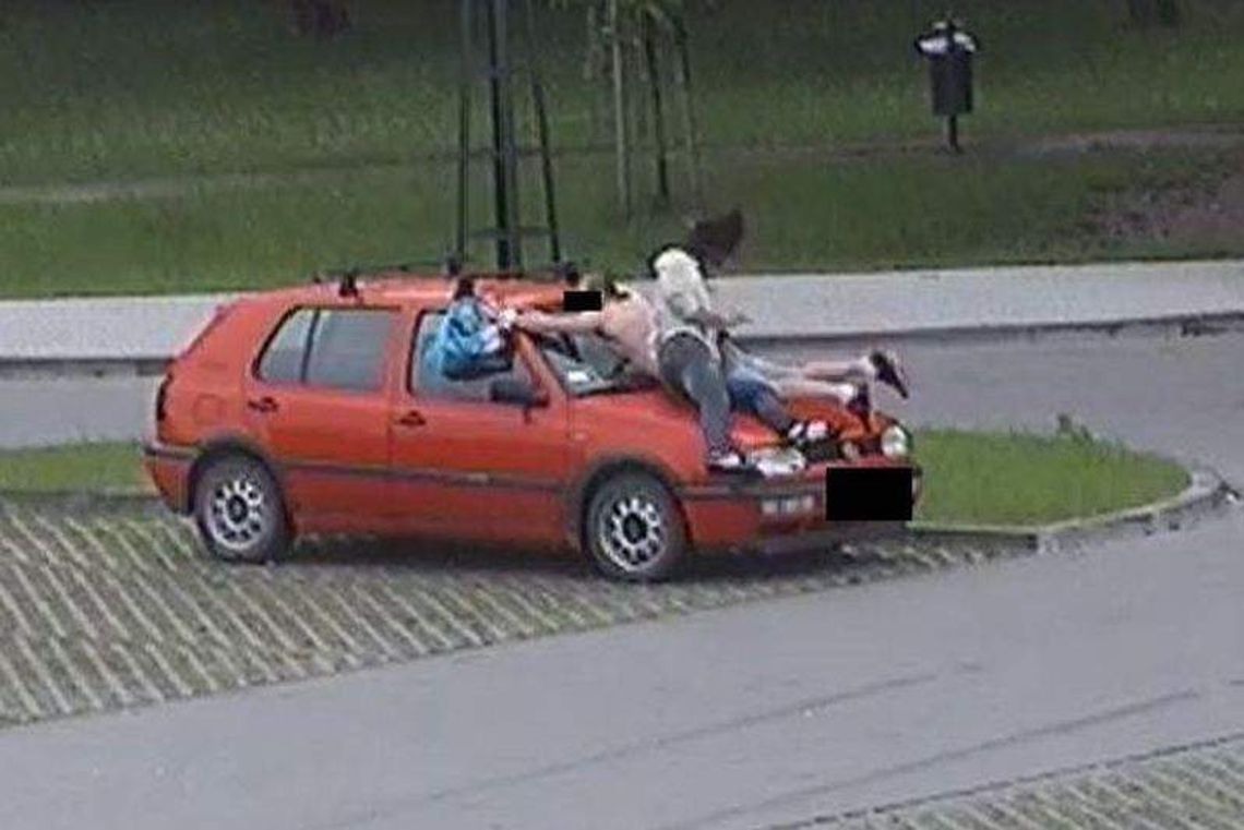 Rzucali się na maskę samochodu. Wpadli przez monitoring (wideo)