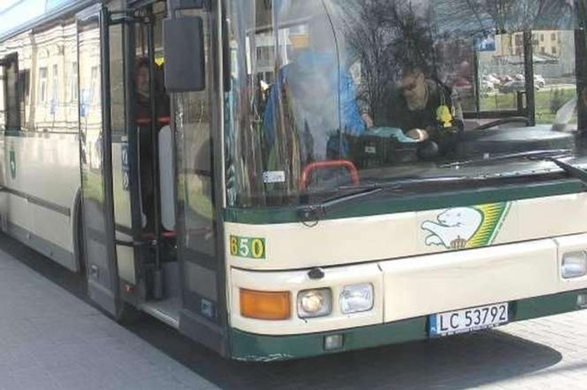Rzucił butelką, rozbił szybę w autobusie