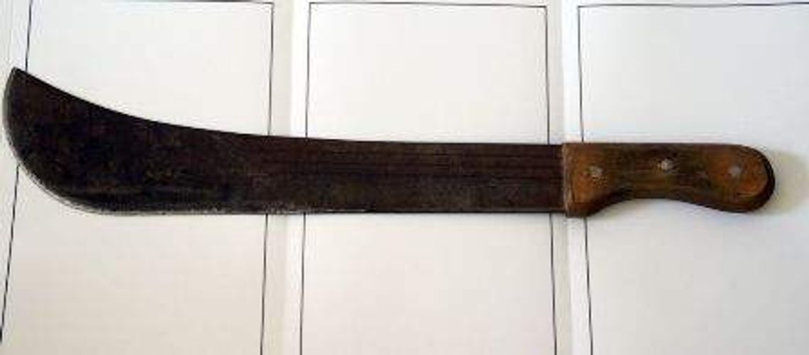 Rzucił się na kolegę z maczetą. Trafił go w kark