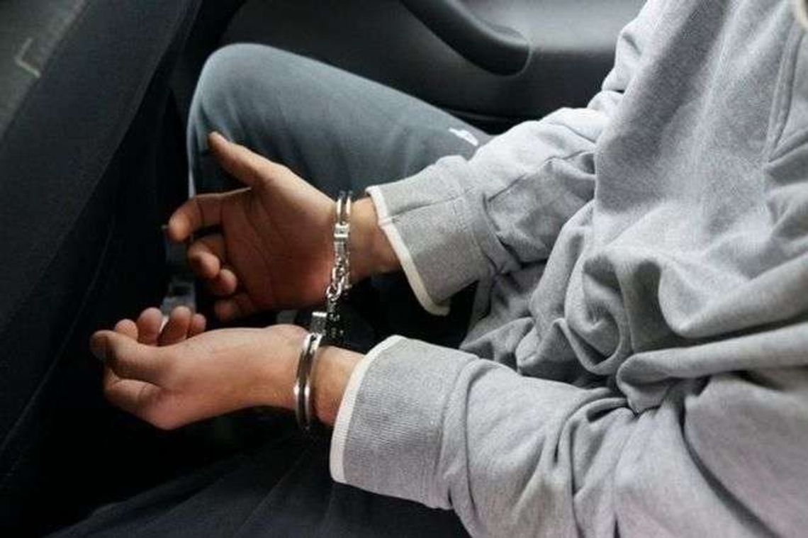 Rzucił się z nożem na ekspedientkę. Kobieta oddała mu pieniądze