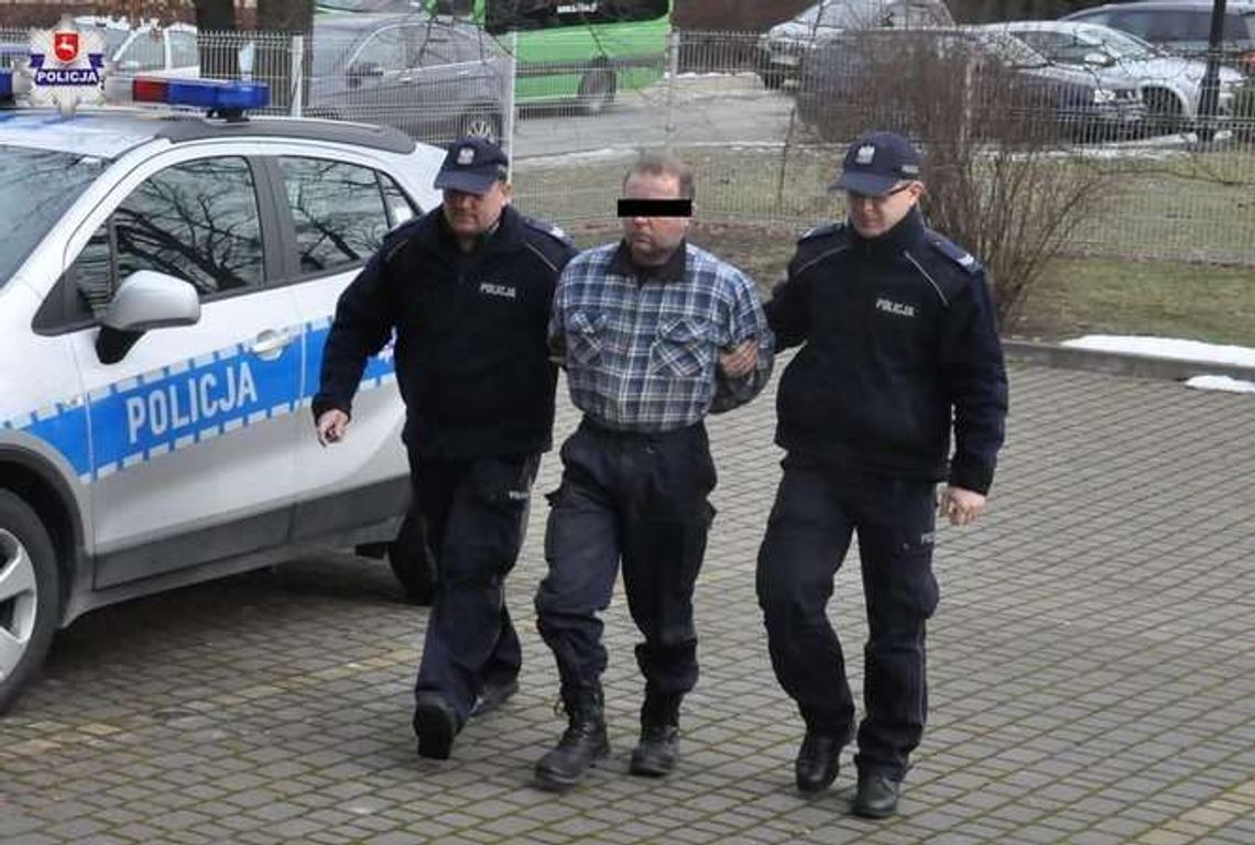 Rzucił się z nożem na policjantów, potem do nich strzelił
