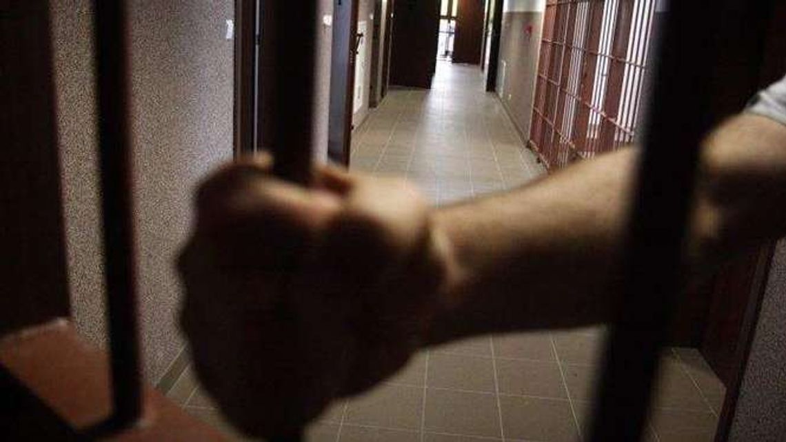 Rzucił się z nożem na policjantów. Wcześniej groził żonie