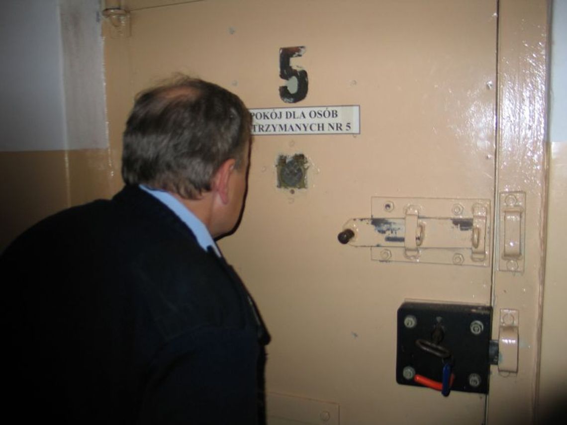 Rzucił się z nożyczkami na kobietę. Trafił do aresztu