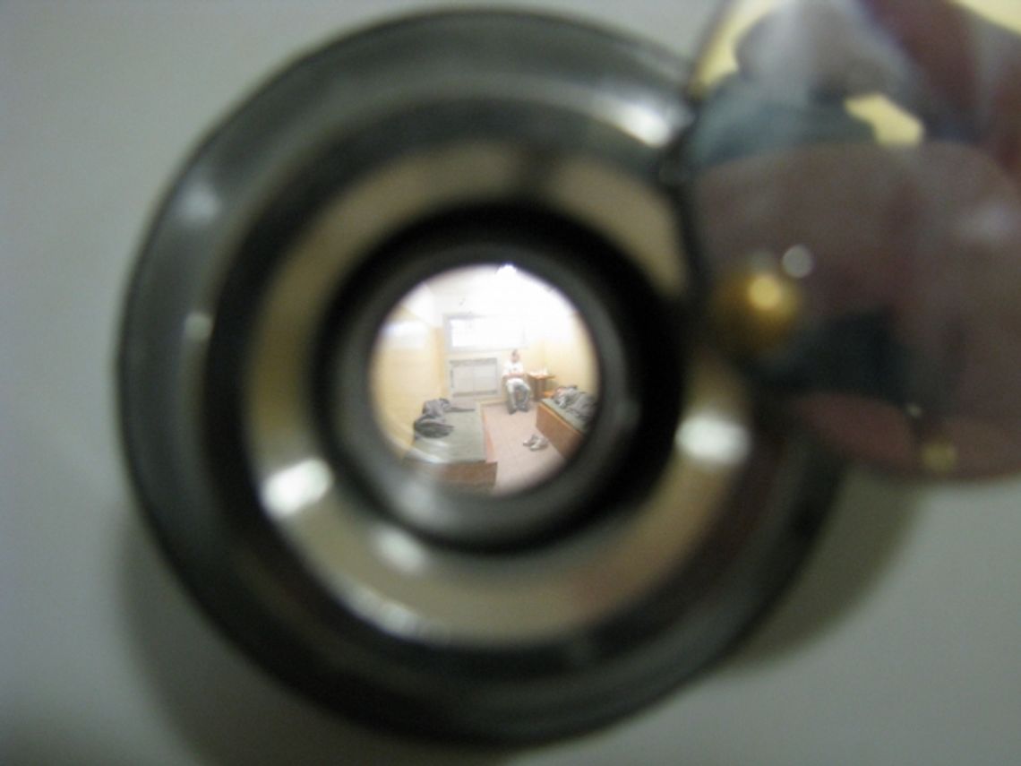 Rzucił się z piłą łańcuchową na żonę i córkę