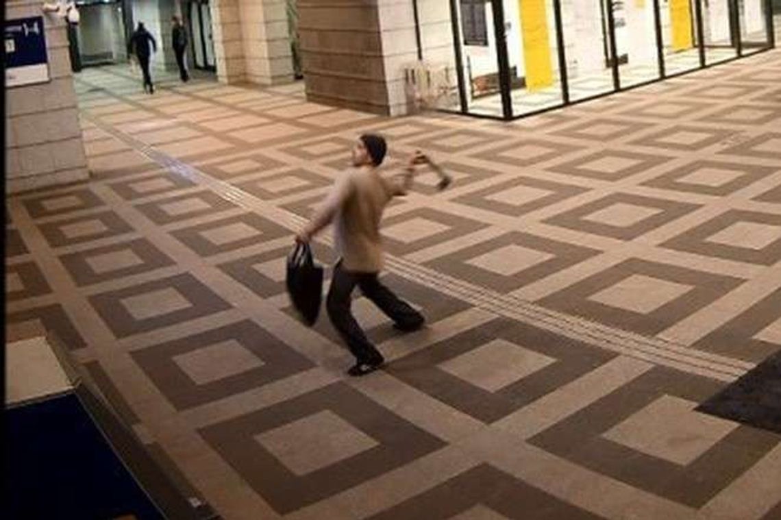 Rzucił siekierą w ekran na dworcu. Szuka go policja (wideo)