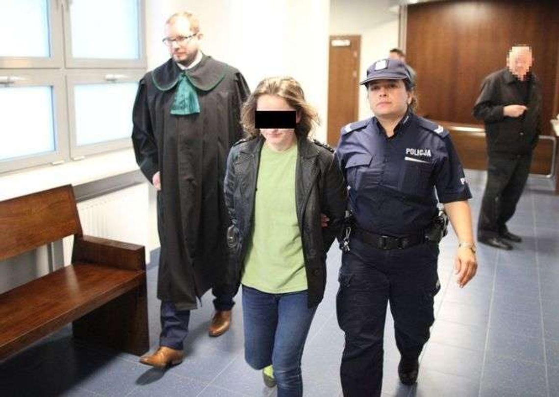 Rzuciła się z nożem, dźgała brata w szyję. W sądzie oboje płakali. "Nie mam do niej żalu"