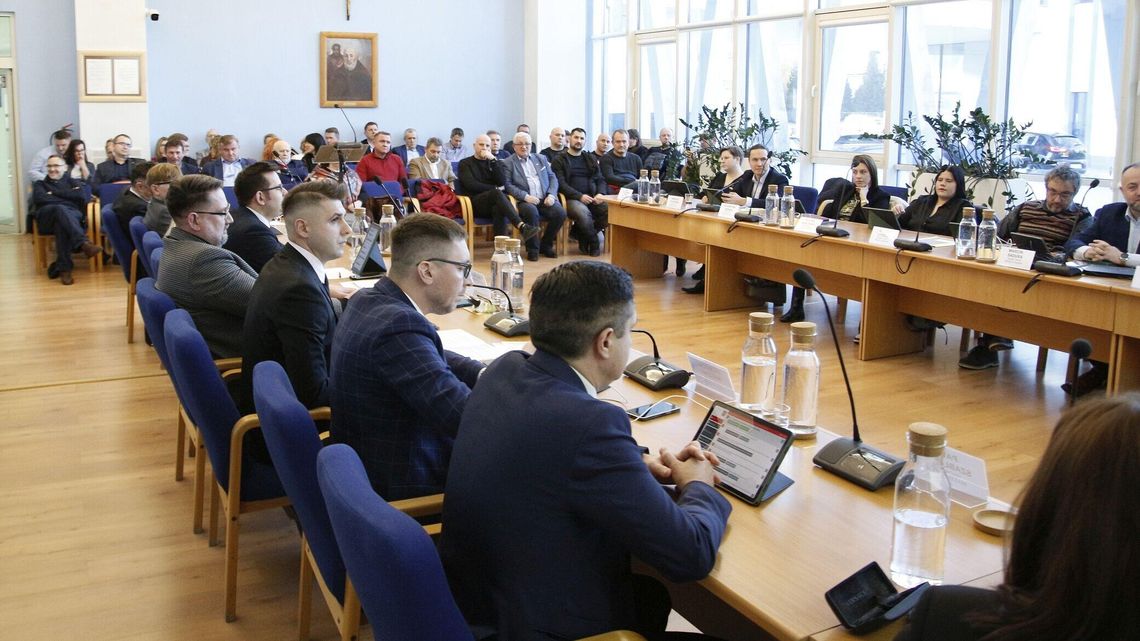 Rzutem na taśmę z budżetem na nowy rok. W głosowaniu pomógł przewrót w radzie