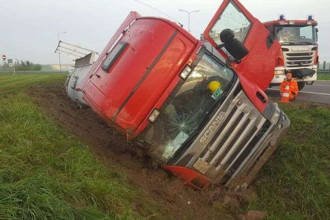 S17: Ciężarówka wjechała do rowu (zdjęcia)