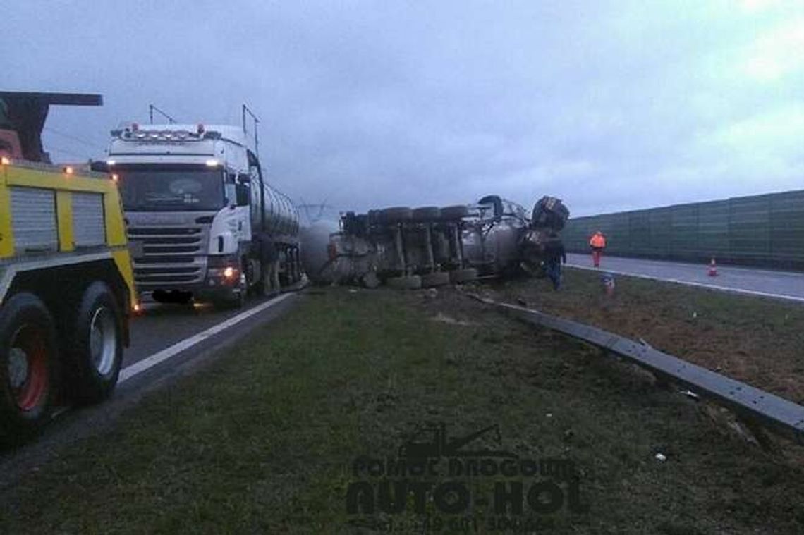 S17. Ciężarówka wjechała w barierę energochłonną (zdjęcia)