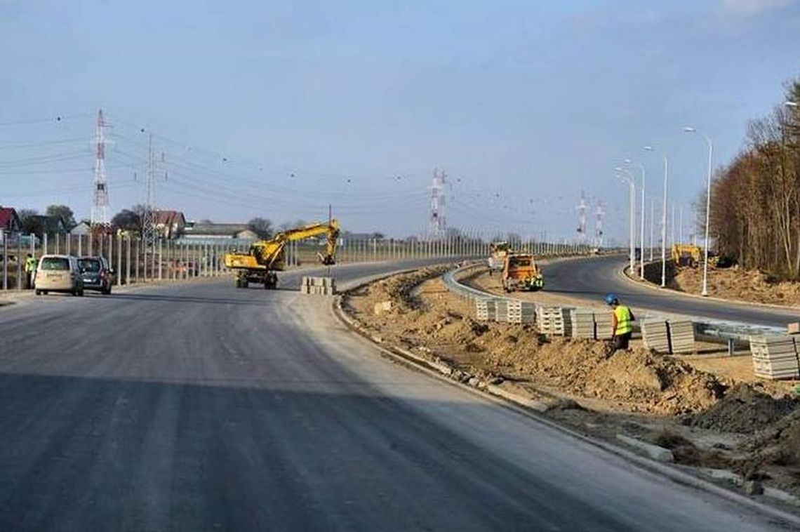 S17: Drogowcy cieszą się pogodą i nadrabiają