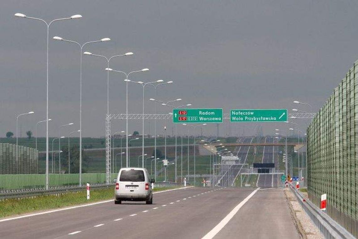 S17: Kradną i śmiecą na ekspresówce. Wyrzucają telewizory i wyrywają krzewy