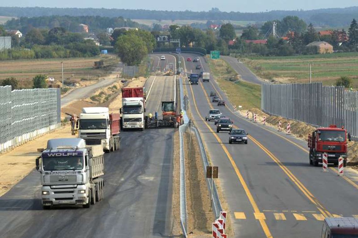 S17: Pogoda sprzyja drogowcom. Nie zwalniają tempa