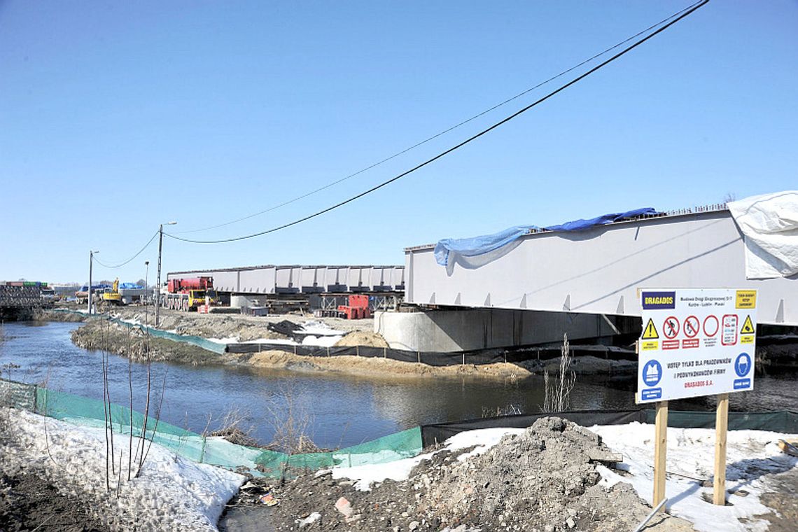 S17: Powstaje estakada nad doliną. Budują od rana do wieczora