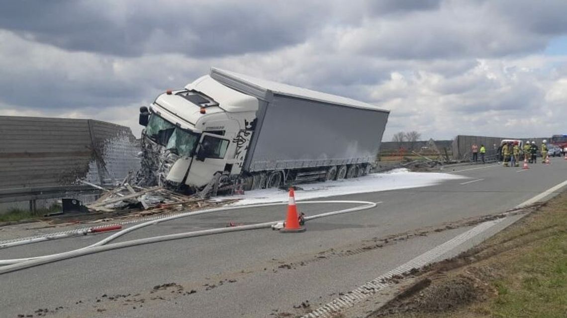 S17 Warszawa – Lublin zablokowana. Scania zderzyła się z busem