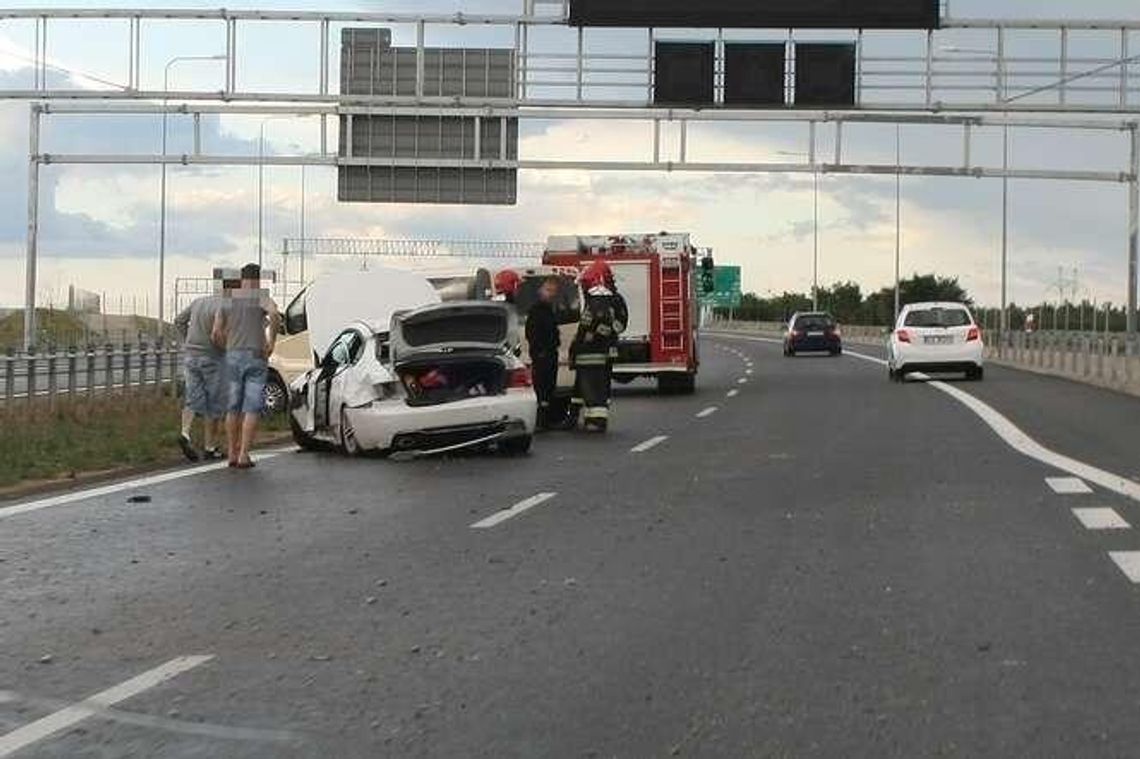 S19: BMW uderzyło w barierę na zachodniej obwodnicy Lublina (zdjęcia)