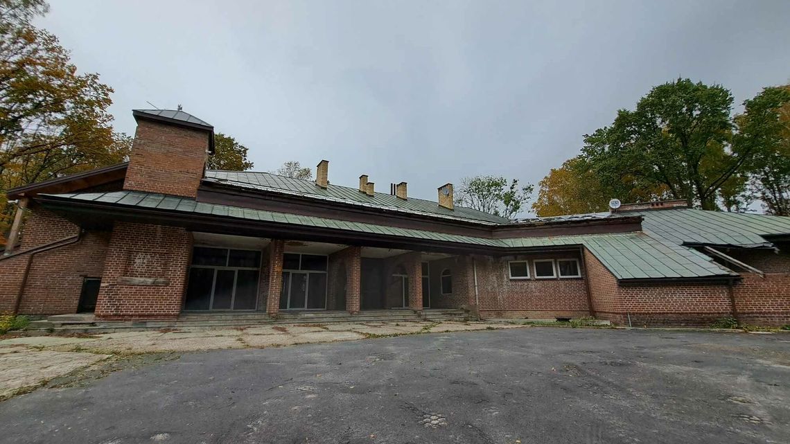 Są pieniądze, będzie remont. Myśliwi biorą się za dawny dom dziecka