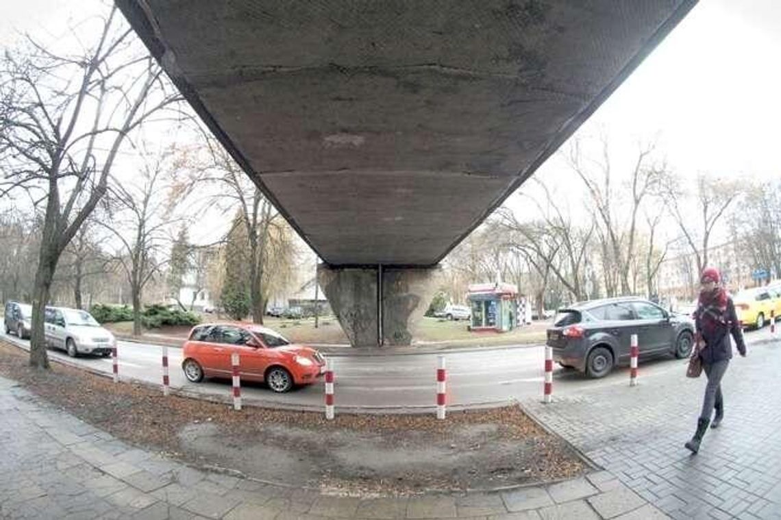Są pieniądze na kładkę nad ul. Sowińskiego. Remont jeszcze w tym roku?